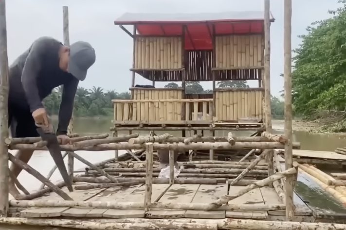 Projeto sustentável transforma troncos de bambu em casa flutuante totalmente funcional – Reprodução/YouTube