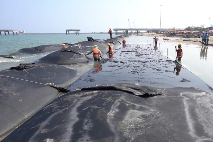 Sacos gigantes de areia são usados para conter a erosão marinha – Reprodução/TechFab India