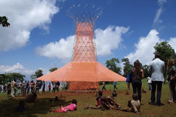 Torre de bambu criada por arquiteto italiano transforma umidade do ar em até 100 litros de água potável por dia – Divulgação