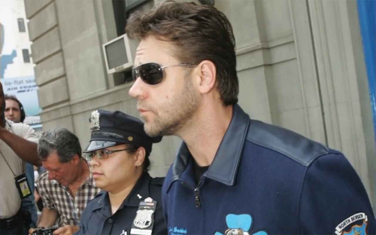 Russell Crowe – Em 2005, o ator ficou furioso por não conseguir fazer uma ligação para a Austrália e arremessou o telefone do hotel num funcionário. Foi preso, mas depois pagou fiança e uma indenização à vítima. 