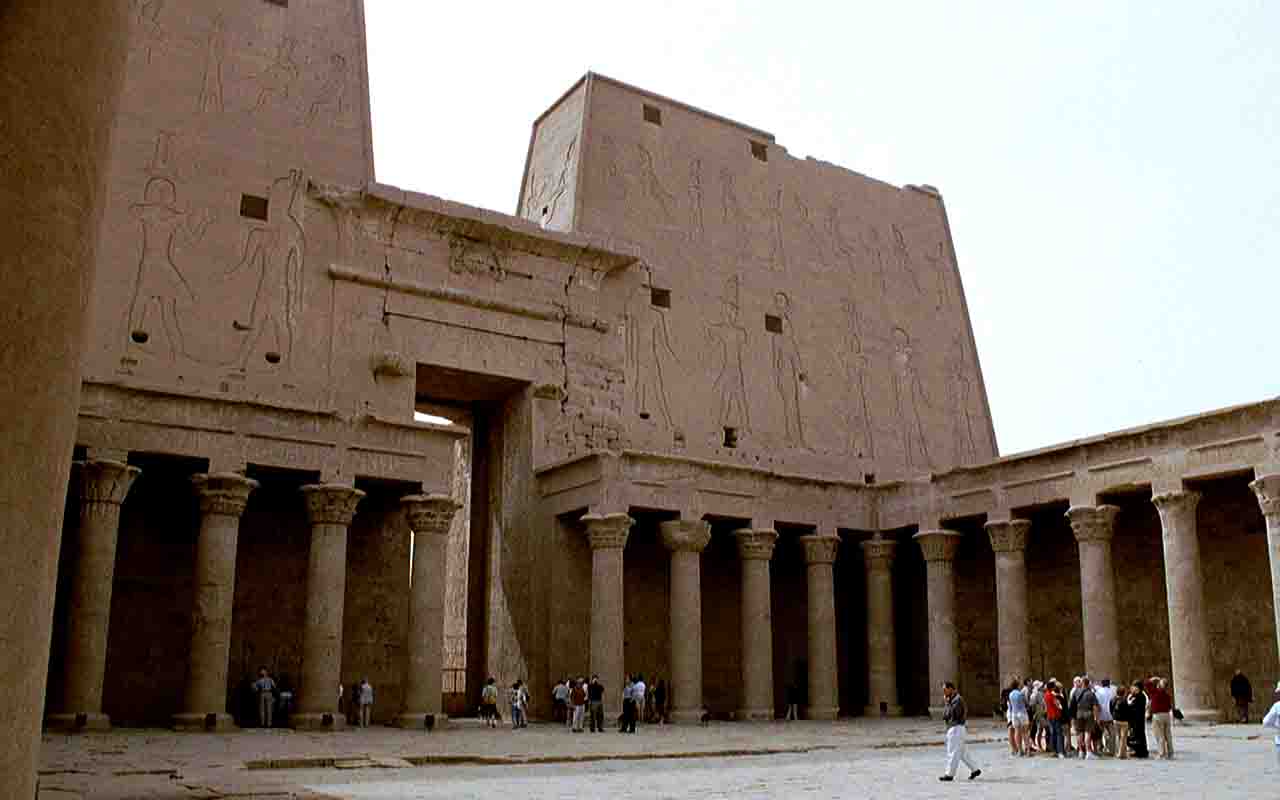 Durante o percurso, os passageiros têm a oportunidade de visitar templos antigos, tumbas e ruínas que ficam às margens do rio, como o Templo de Edfu (foto), dedicado ao deus Hórus, e o Templo de Kom Ombo, que homenageia os deuses Sobek e Haroeris.