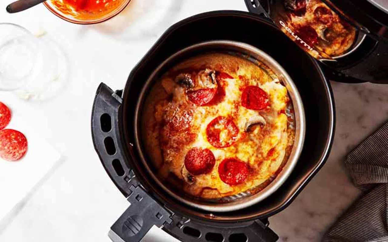 É possível até preparar pizzas, hambúrgueres e sanduíches de forma mais rápida e com menos gordura. Além disso, a air fryer pode ser usada para aquecer alimentos e até descongelar produtos congelados, mantendo a crocância sem perder a qualidade.