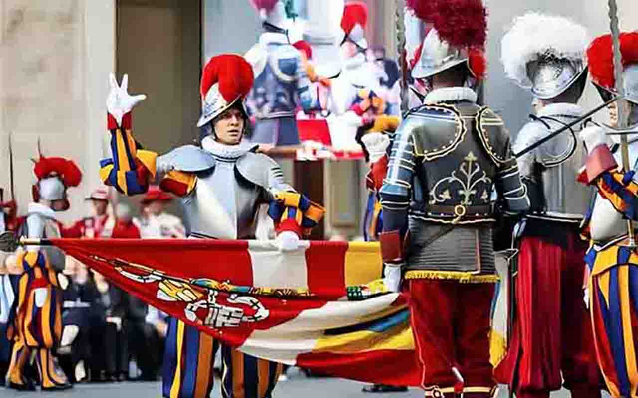 Nessa data, os novos recrutas participam da tradicional cerimônia de juramento no Vaticano, comprometendo-se a servir fielmente ao papa e, se necessário, sacrificar a própria vida para protegê-lo.