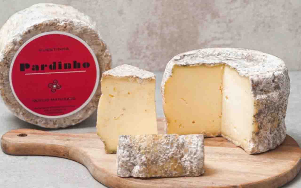 Queijo Cuestinha – De casca lavada e maturação controlada, tem aroma intenso e textura macia. De origem paulista, é feito por produtores artesanais e tem ganhado destaque em concursos internacionais.