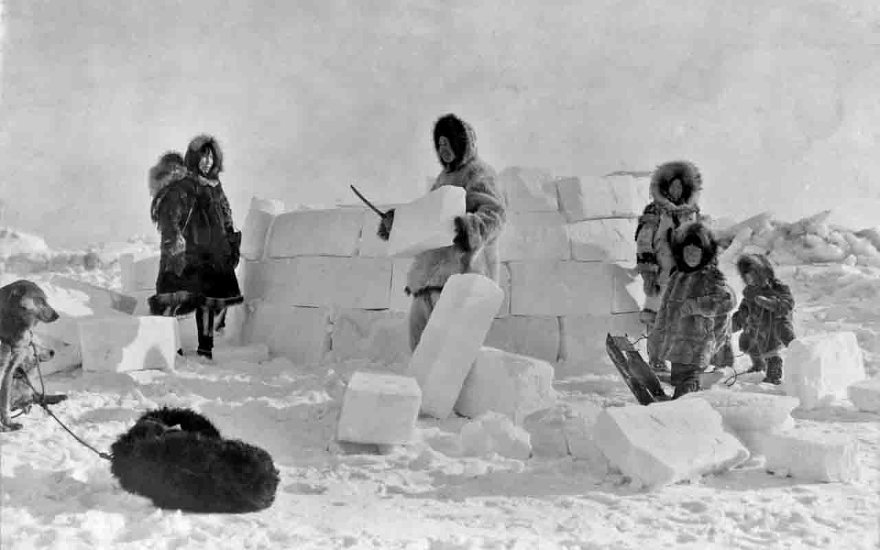 Os iglus tradicionais são construções de neve e gelo desenvolvidas pelos povos inuítes das regiões árticas da América do Norte, especialmente em áreas do Canadá e da Groenlândia. Apesar da aparência simples, essas estruturas demonstram grande conhecimento sobre o ambiente polar e as propriedades dos materiais disponíveis na natureza.
