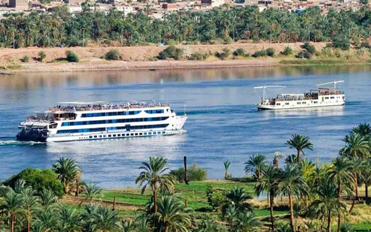Os navios de cruzeiro no Nilo variam desde embarcações luxuosas, com cabines espaçosas, piscinas, restaurantes gourmet e spas, até opções mais simples e econômicas.