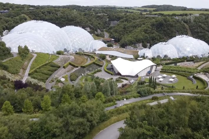 Eden Project, Projeto na Inglaterra transformou antiga mina abandonada em cúpulas hexagonais que viraram símbolo de sustentabilidade - Reprodução/YouTube