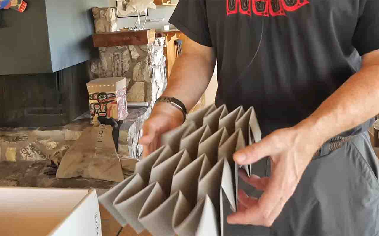 Além de sua dimensão artística, o origami também despertou interesse científico. Pesquisadores descobriram que os princípios geométricos presentes nas dobraduras podem ser aplicados em áreas como engenharia, arquitetura, robótica e medicina. Estruturas inspiradas em origami já foram utilizadas no desenvolvimento de painéis solares para satélites, dispositivos médicos minimamente invasivos e projetos de construção capazes de se expandir ou se retrair conforme a necessidade.
