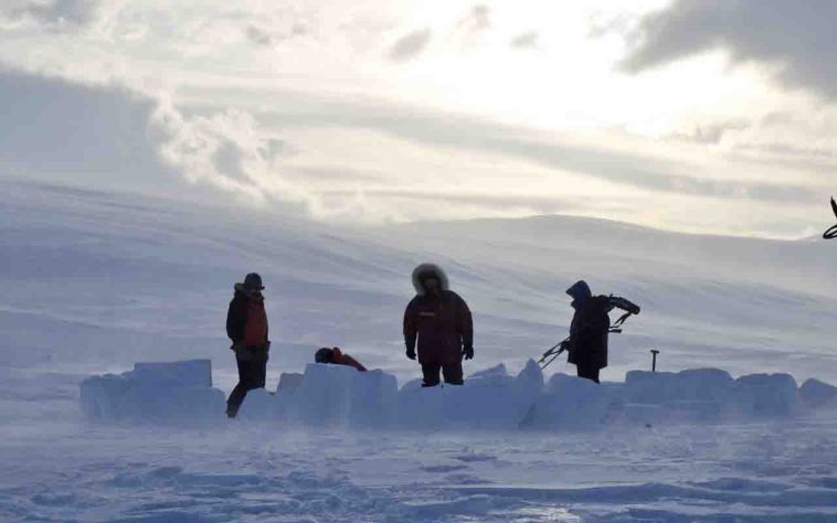 Iglu - Grupo constrói iglu de barro ao lado de um lago - Rritvos/WikimédiaCommons