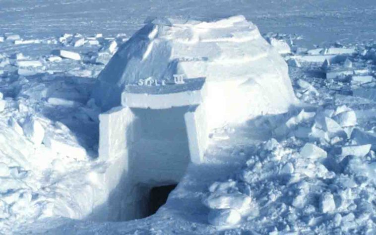 Iglu - Grupo constrói iglu de barro ao lado de um lago - Domínio Público/WikimédiaCommons
