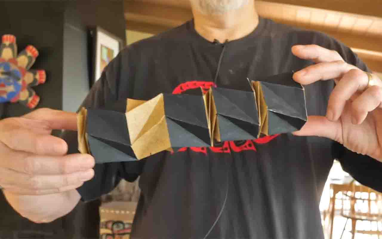 Atualmente, o origami é praticado em diversos países e continua evoluindo com o auxílio de novas tecnologias e pesquisas acadêmicas. O que começou como uma simples técnica de dobrar papel tornou-se uma combinação singular de arte, ciência e criatividade, demonstrando como conceitos aparentemente simples podem gerar aplicações complexas e inovadoras em diferentes áreas do conhecimento.
