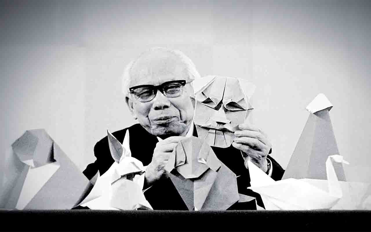 No século 20, o origami passou por uma transformação significativa graças ao trabalho do artista japonês Akira Yoshizawa. Considerado o pai do origami moderno, ele criou milhares de modelos inéditos e desenvolveu um sistema de símbolos para representar as dobras em diagramas, método que continua sendo utilizado por praticantes em todo o mundo.

