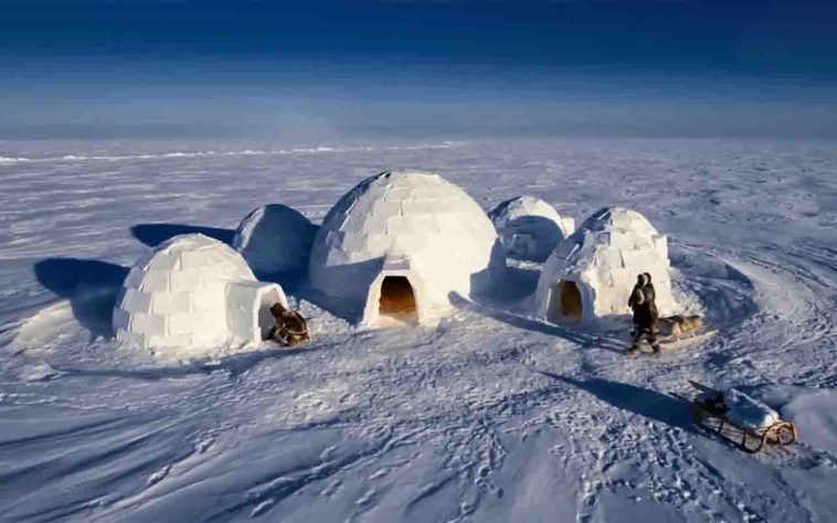 Iglu - Grupo constrói iglu de barro ao lado de um lago - Reprodução do Youtube Canal Humanity Unfolded