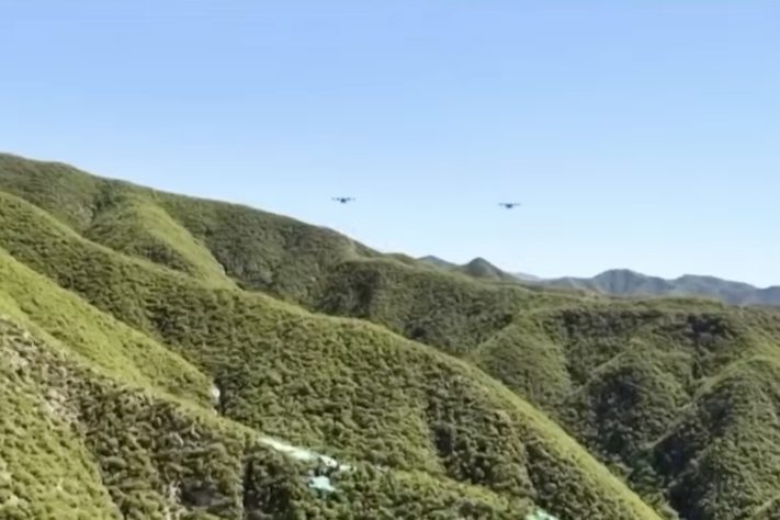 Em feito inédito, Drones transportam até 650 quilos e transformam logística de obra em região montanhosa da China – Reprodução/CCTV Video News Agency