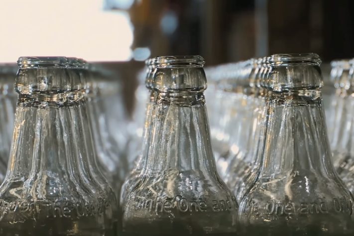 Garrafas de vidro recicladas viram brita de obra – Reprodução/YouTube