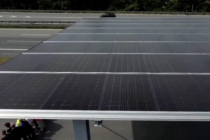 Na Alemanha, projeto aproveita espaço acima das estradas para gerar energia com painéis solares suspensos – Reprodução/YouTube Handelsblatt