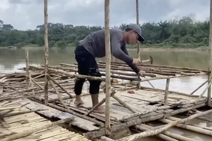 Projeto sustentável transforma troncos de bambu em casa flutuante totalmente funcional – Reprodução/YouTube