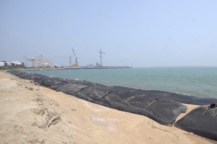 Sacos gigantes de areia são usados para conter a erosão marinha – Reprodução/TechFab India