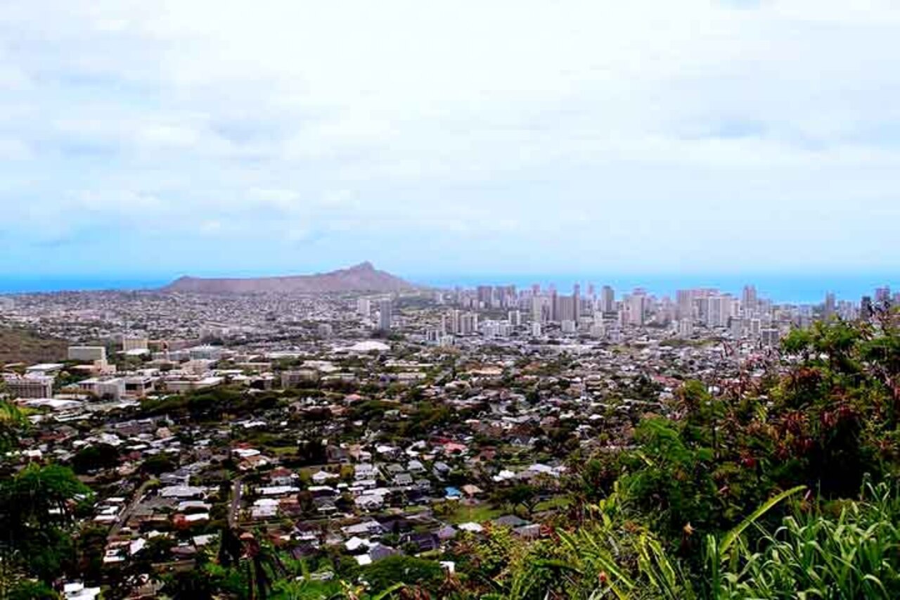 Desde então, o Havaí passou por um crescimento econômico e demográfico expressivo, sustentado pelo turismo, pelas bases militares e pela agricultura. Com mais de 1,4 milhão de habitantes, o estado figura entre os destinos mais cobiçados do planeta, graças às suas praias paradisíacas, ao clima tropical e a uma cultura que encanta quem o visita.