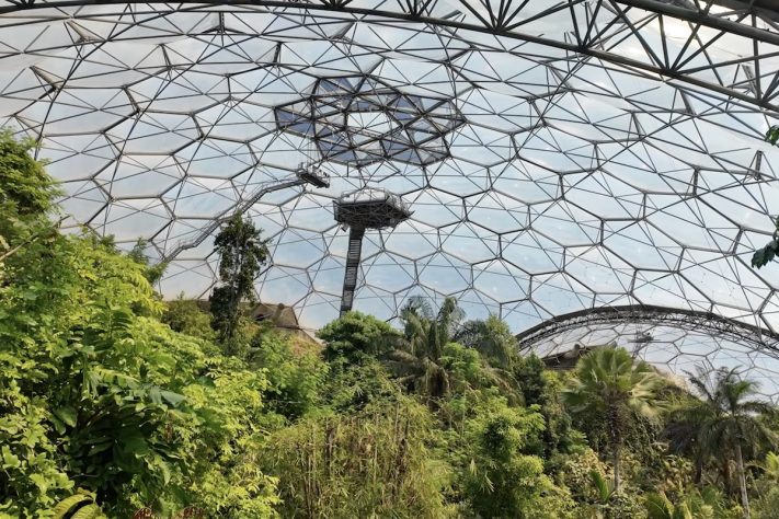 Eden Project, Projeto na Inglaterra transformou antiga mina abandonada em cúpulas hexagonais que viraram símbolo de sustentabilidade - Reprodução/YouTube