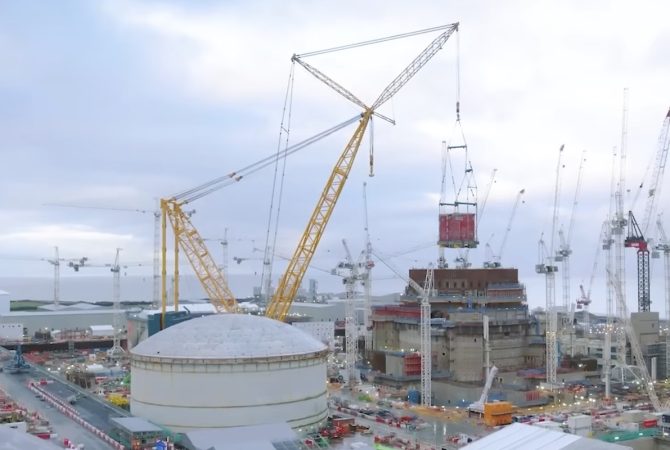 ‘Big Carl’: maior guindaste do mundo realiza içamento histórico em usina nuclear da Inglaterra