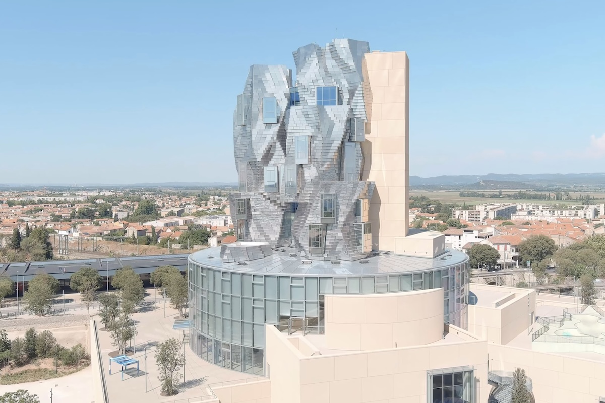 LUMA Arles, edifício na França ganha fachada feita com sal, material conhecido por danificar construções – Reprodução/YouTube LUMA Arles