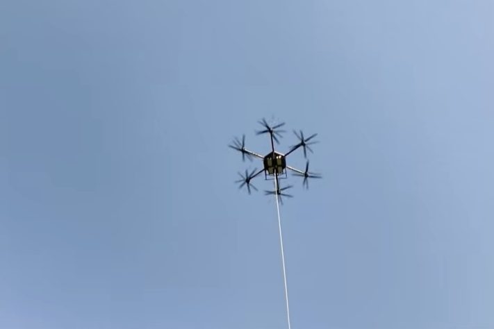 Em feito inédito, Drones transportam até 650 quilos e transformam logística de obra em região montanhosa da China – Reprodução/CCTV Video News Agency
