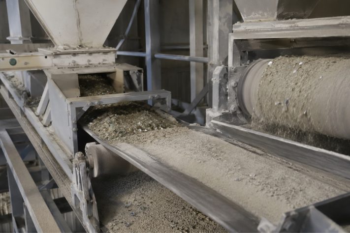 Garrafas de vidro recicladas viram brita de obra – Reprodução