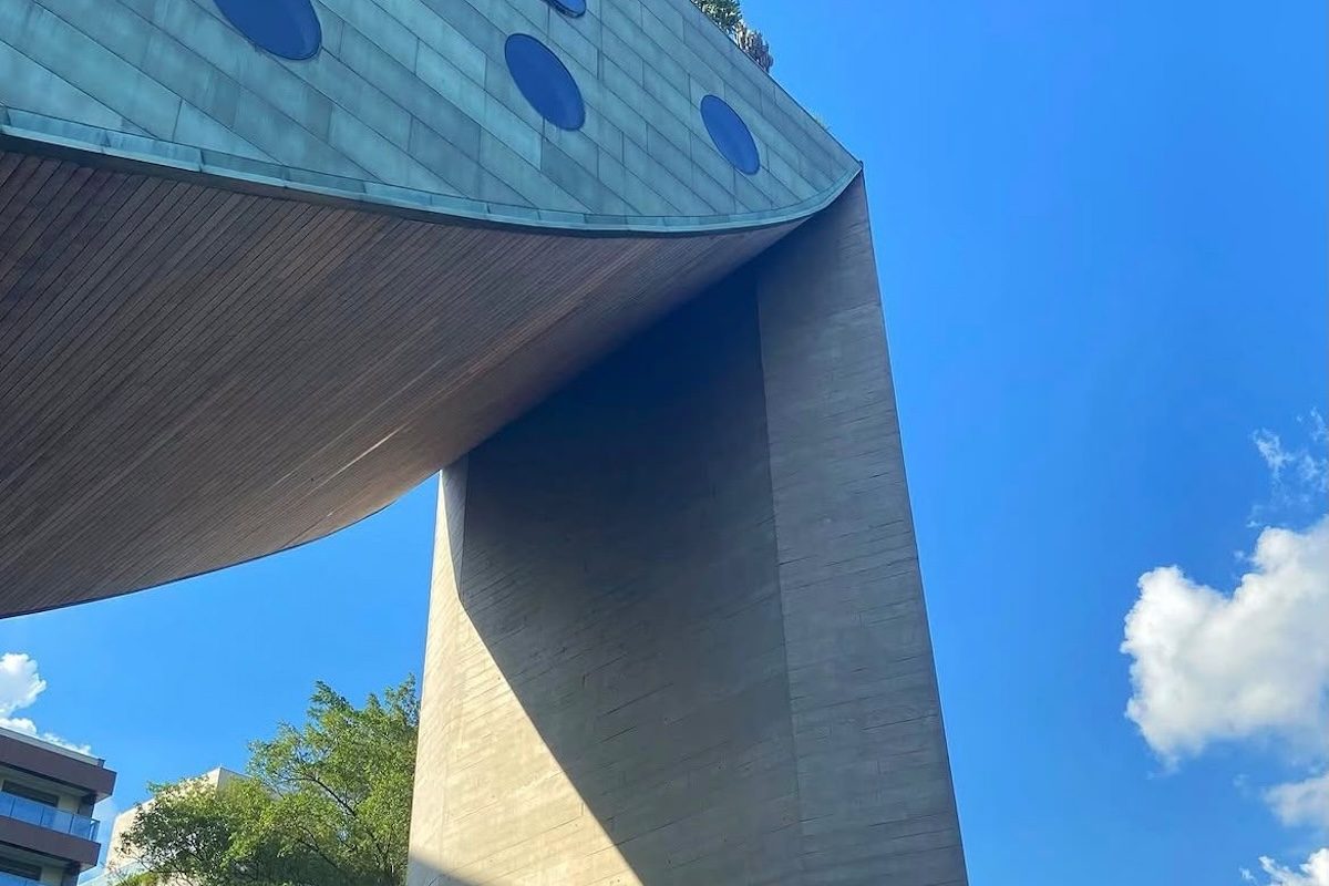 A sustentação da estrutura depende de robustas paredes de concreto armado localizadas nas extremidades do edifício, além de sistemas de apoio instalados em profundidade no subsolo. Essa distribuição diferenciada de cargas exige cálculos precisos e materiais de elevada resistência, motivo pelo qual o hotel, inaugurado em 2002, costuma ser citado como referência em estudos de arquitetura contemporânea.