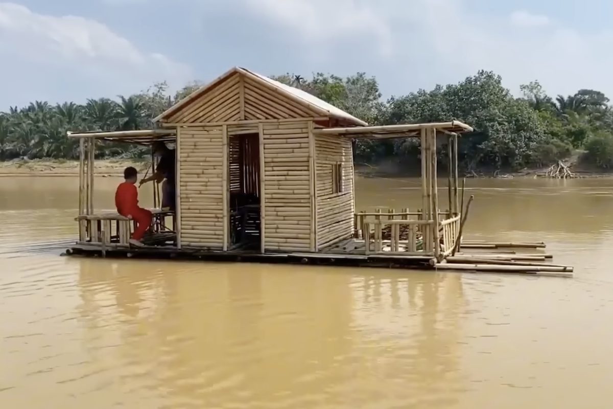 Projeto sustentável transforma troncos de bambu em casa flutuante totalmente funcional – Reprodução/YouTube