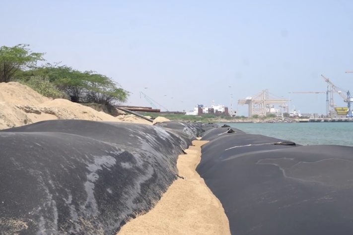 Sacos gigantes de areia são usados para conter a erosão marinha – Reprodução/TechFab India