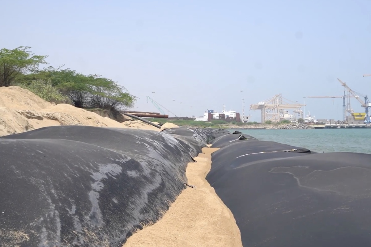 Sacos gigantes de areia são usados para conter a erosão marinha – Reprodução/TechFab India