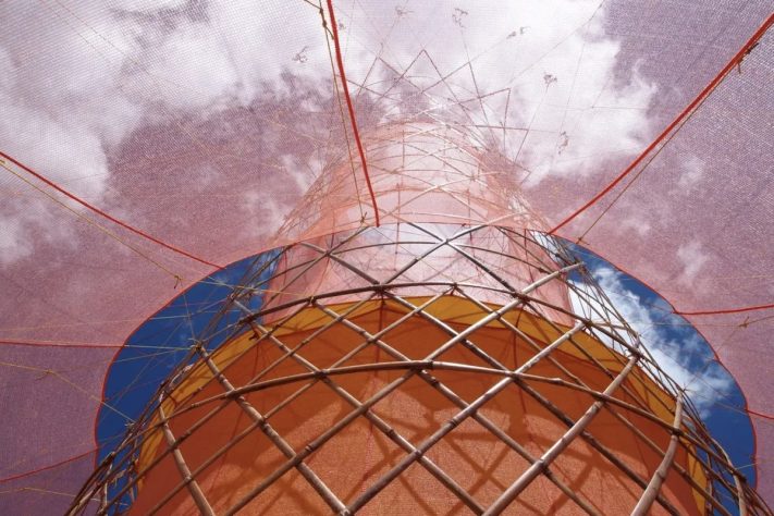 Torre de bambu criada por arquiteto italiano transforma umidade do ar em até 100 litros de água potável por dia – Divulgação