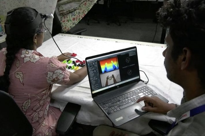 Trabalhadores indianos estão treinando robôs de IA para assumirem seus empregos – Reprodução/YouTube AFP News