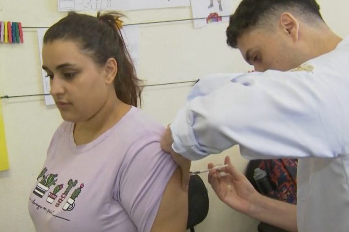 Aplicação da vacina da dengue do Butantan foi suspensa – Reprodução/TV Globo