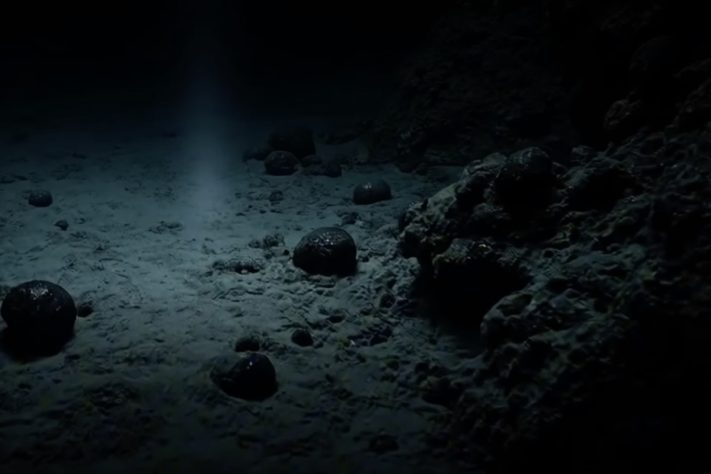 Luz iluminando fundo do mar/oceano profundo – Imagem gerada por IA/Reprodução/YouTube