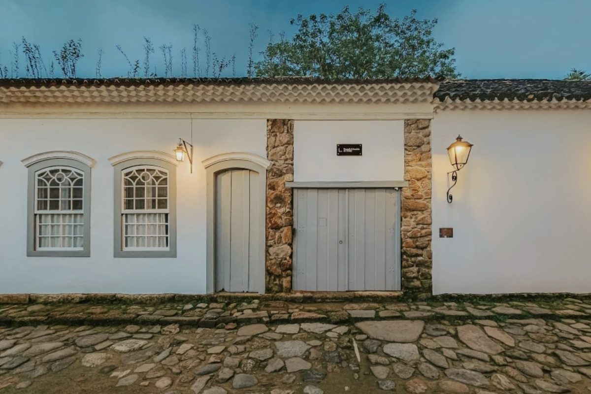 O município de Paraty, localizado no litoral sul do Rio de Janeiro, conquistou um importante destaque no cenário internacional do turismo sustentável após um de seus empreendimentos mais conhecidos ser incluído em uma seleção que reúne referências mundiais em viagens responsáveis. A Pousada Literária passou a integrar a 'The Travel Green List 2026', elaborada pela revista britânica Wanderlust, publicação especializada que destaca destinos, projetos e hospedagens comprometidos com a preservação a -  (crédito: Divulgac?a?o)