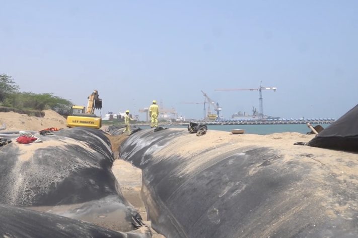 Sacos gigantes de areia são usados para conter a erosão marinha – Reprodução/TechFab India