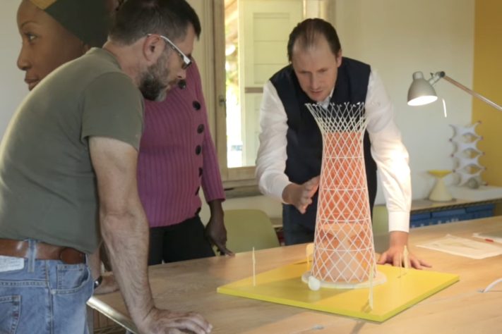 Torre de bambu criada por arquiteto italiano transforma umidade do ar em até 100 litros de água potável por dia – Reprodução 