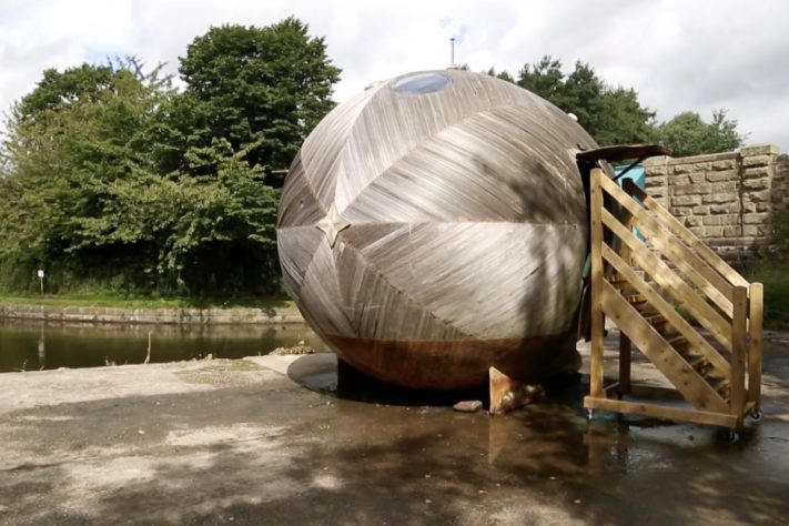 Exbury Egg, artista viveu dentro de ovo flutuante para acompanhar mudanças climáticas na Inglaterra – Reprodução 