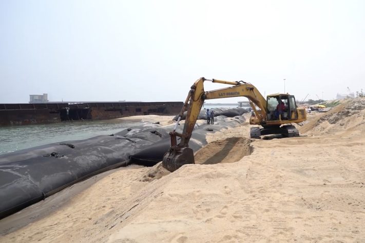 Sacos gigantes de areia são usados para conter a erosão marinha – Reprodução/TechFab India
