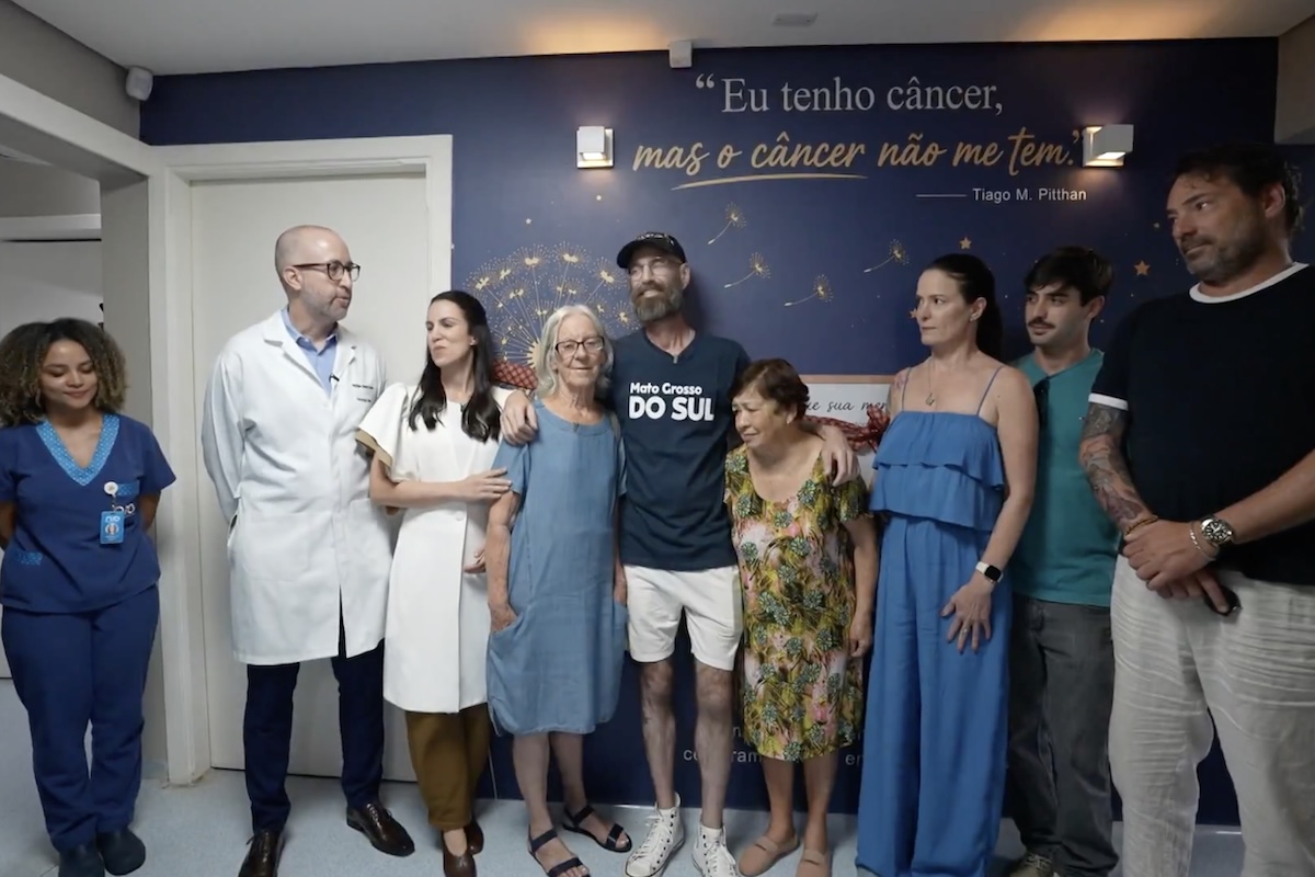 Entre os sintomas mais frequentes estão dificuldade para se alimentar, sensação de estômago cheio, perda de peso, dores abdominais, náuseas e fadiga. Nos estágios iniciais, a doença pode não apresentar sinais evidentes, o que dificulta o diagnóstico precoce. Fatores como tabagismo, histórico familiar e hábitos alimentares inadequados podem aumentar o risco de desenvolvimento da doença.