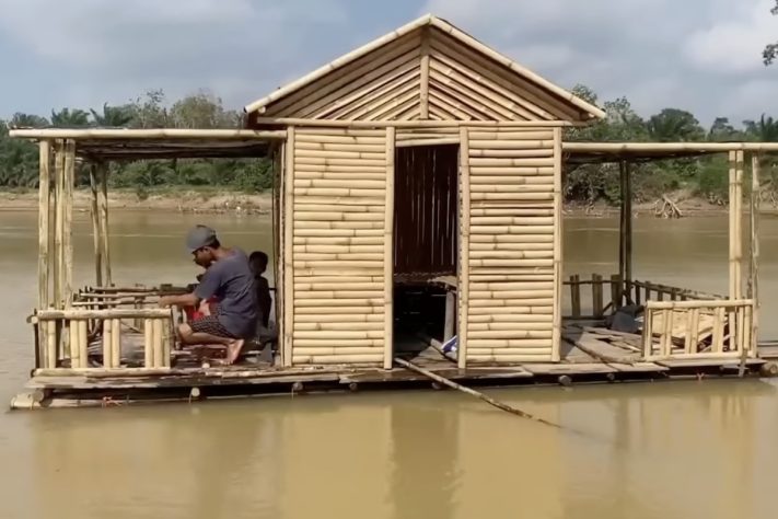 Projeto sustentável transforma troncos de bambu em casa flutuante totalmente funcional – Reprodução/YouTube