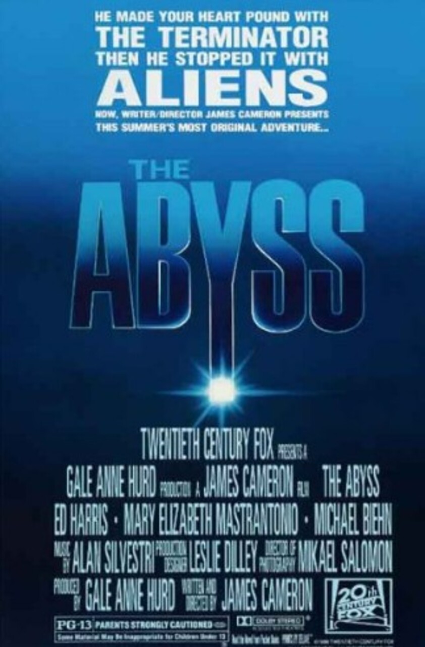 O filme “O Segredo do Abismo” foi lançado em 1989. James Cameron ficou responsável pelo roteiro e direção do longa-metragem. A história se passa após um misterioso naufrágio de um submarino norte-americano.
