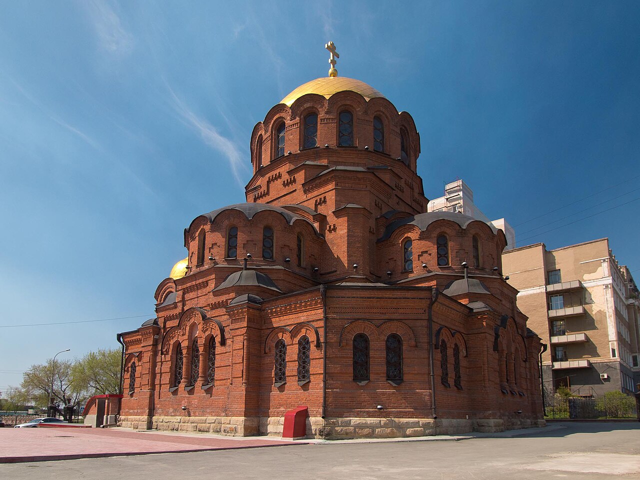 Igrejas ortodoxas, como a Catedral Alexandre Nevsky, são símbolos da fé local. A religiosidade convive com a modernidade urbana. Essa mistura reforça a identidade plural da cidade.