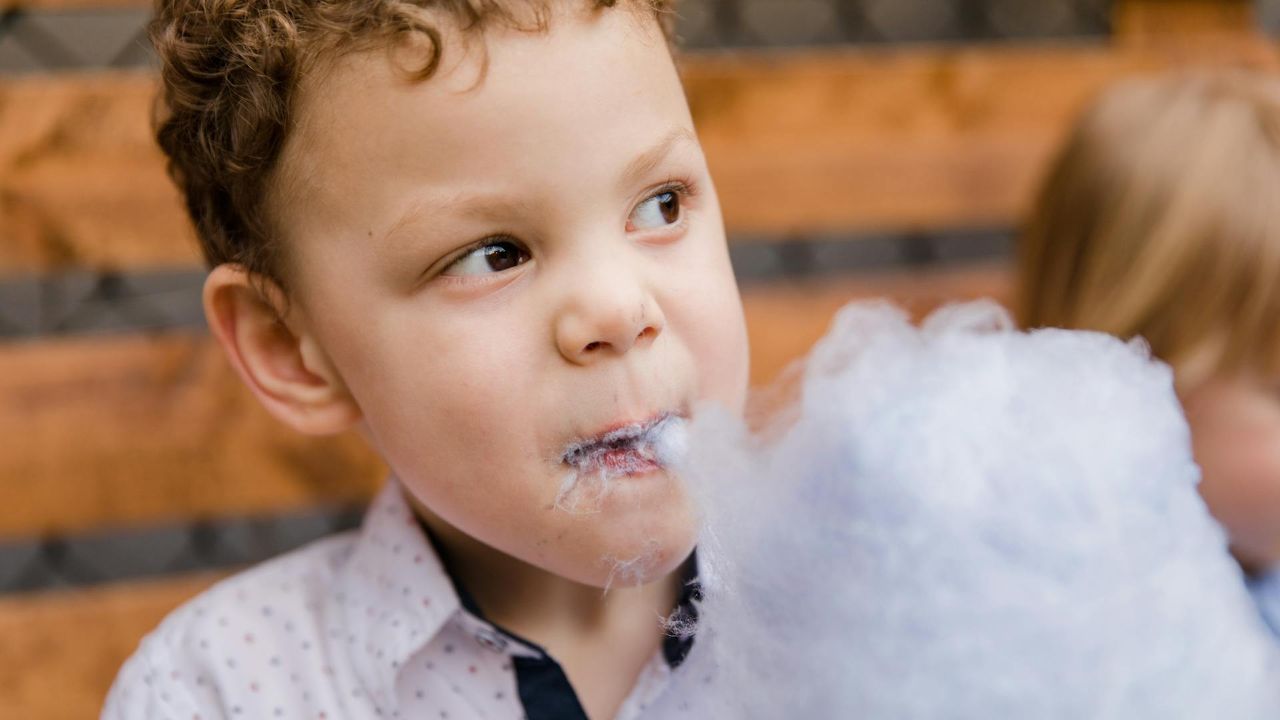 A produção do algodão-doce é relativamente simples, mas depende de uma máquina específica. O açúcar é colocado em um recipiente giratório aquecido a altas temperaturas, onde se transforma em calda. A força centrífuga faz com que o líquido passe por pequenos orifícios, formando fios extremamente finos que se resfriam rapidamente ao entrar em contato com o ar. Esses fios são então recolhidos com um palito ou recipiente, criando o formato característico do doce. O açúcar mais utilizado é o açúcar c
