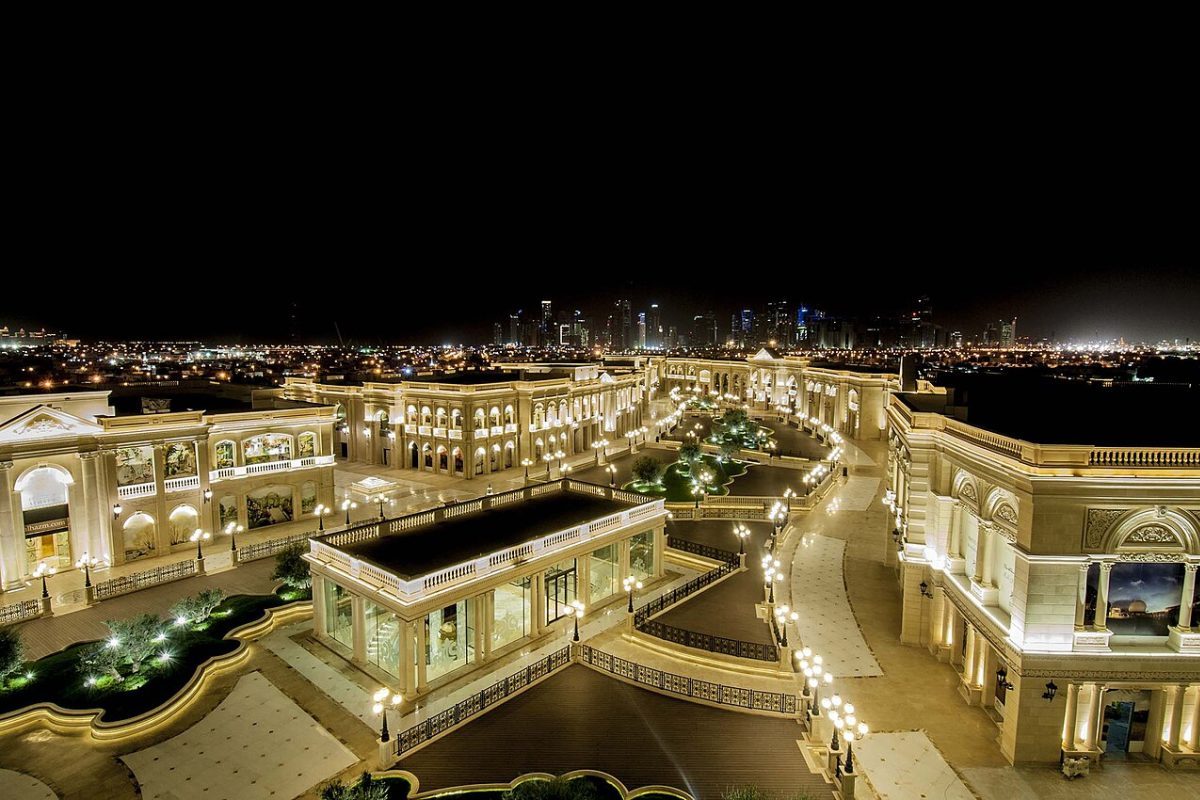 Já o elegante complexo Al Hazm aposta na combinação de mármore importado da Toscana, fontes ornamentais e planejamento arquitetônico para amenizar os efeitos do calor. Os investimentos também alcançam os parques urbanos da Ilha Gewan. 