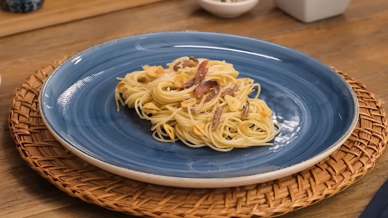 Os pequenos e finos filés podem ser incluídos em uma variedade de receitas, e pode servir como finalização de pizzas, recheio de massas fritas e aperitivos. O segredo está em usá-lo com moderação, ou seja, em pequenas quantidades, eles já são suficientes para transformar um prato simples em outro cheio de sabor. Entretanto, o sabor e o aroma intensos do aliche podem causar estranheza em quem o experimenta pela primeira vez. 
