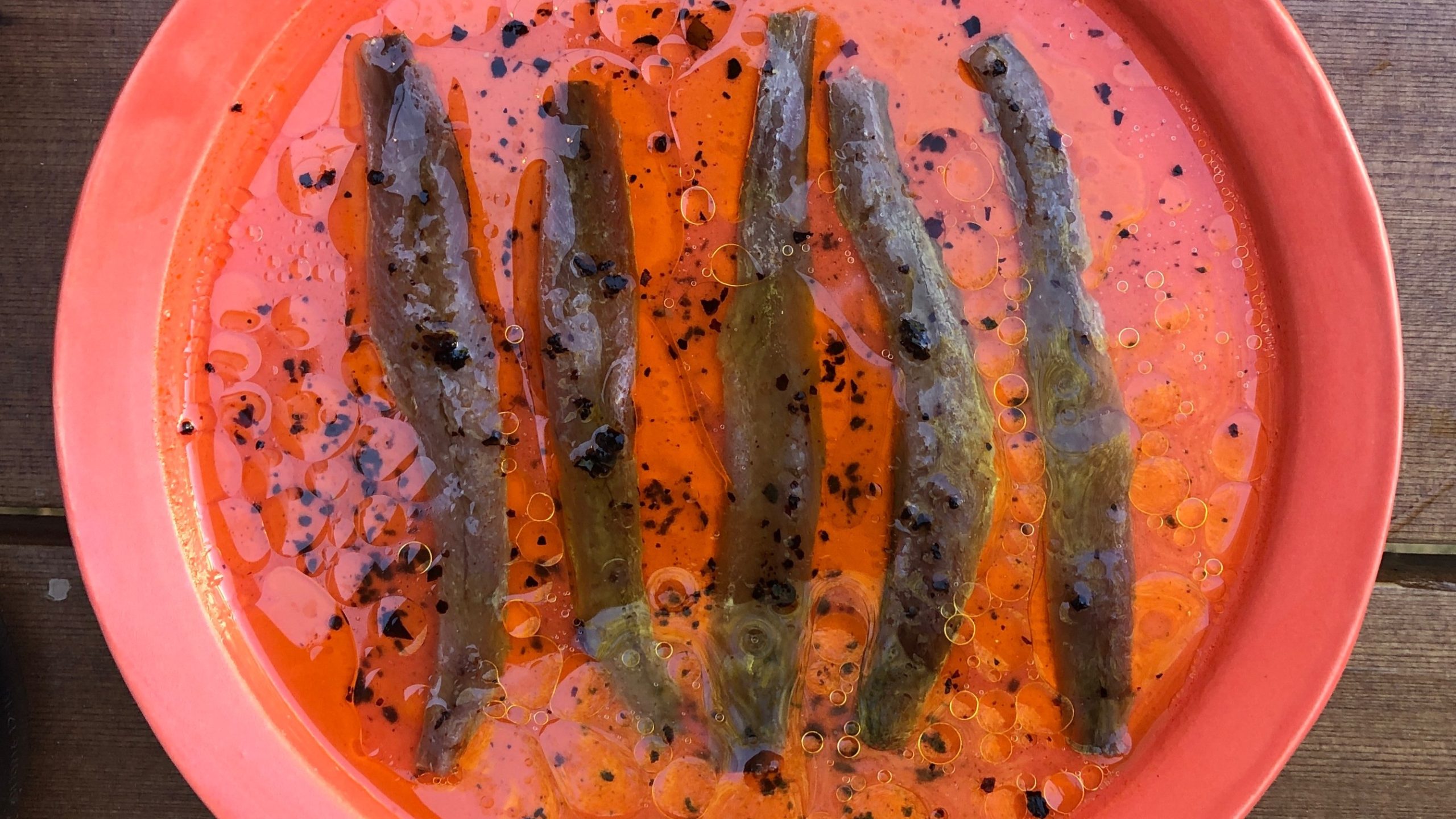 O aliche não é apenas saboroso, mas também nutritivo. Ele é rico em proteínas, ômega-3, vitaminas e minerais, ou seja, é uma excelente adição a uma dieta equilibrada. Os ácidos graxos ômega-3 presentes na anchova ajudam a reduzir o risco de doenças cardíacas, diminuindo o colesterol e a pressão arterial. A anchova também é rica em cálcio, vitamina A e ferro, nutrientes essenciais para a saúde dos ossos e prevenção de doenças como a osteoporose e a anemia.
