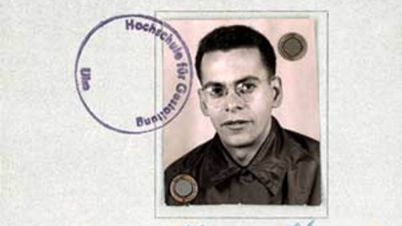 Almir Mavignier concluiu o ensino médio em 1946 e iniciou sua formação artística no Rio de Janeiro sob a orientação do artista húngaro Árpád Szenes. Três anos depois, fez sua primeira obra abstrata. Além disso, entre 1946 e 1951, foi diretor e cofundador do ateliê de arte do Centro Nacional de Psiquiatria Pedro II, localizado no Engenho de Dentro, no Rio de Janeiro. 
